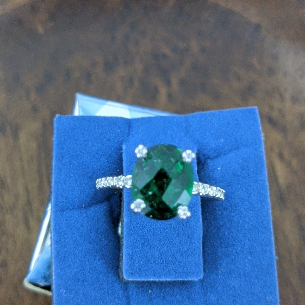 Avon Jeweltone ring with Rhinestone brand Green si
